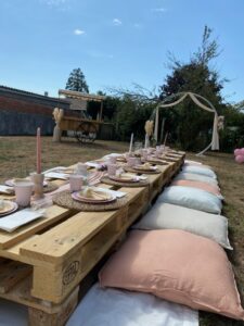 Table en palettes et fauteuils en coussins pour un événement en esprit bohème chic