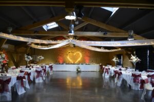 décoration d'une salle de mariage avec des drapés et un coeur lumineux