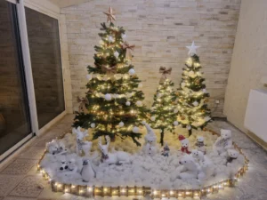 Aur-Events sapin de noel et sa décoration sur le thème or et blanc avec les oursons et les rennes